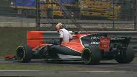 Fernando Alonso abandona en China.
