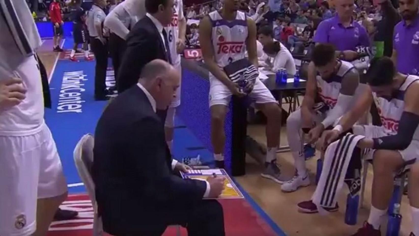 Laso dando instrucciones a sus jugadores