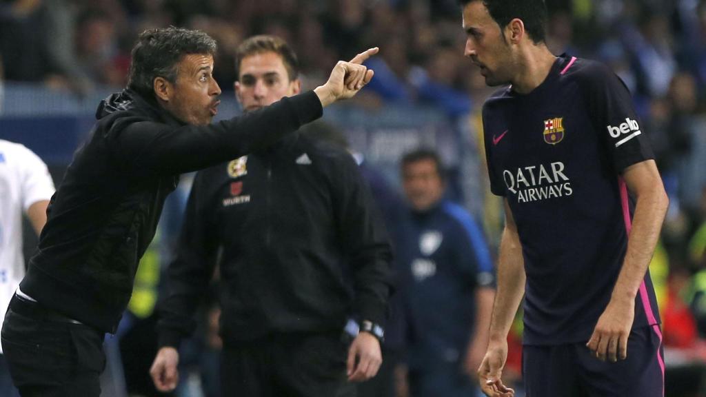 Luis Enrique da instrucciones a Sergio Busquets durante el Málaga-Barcelona.