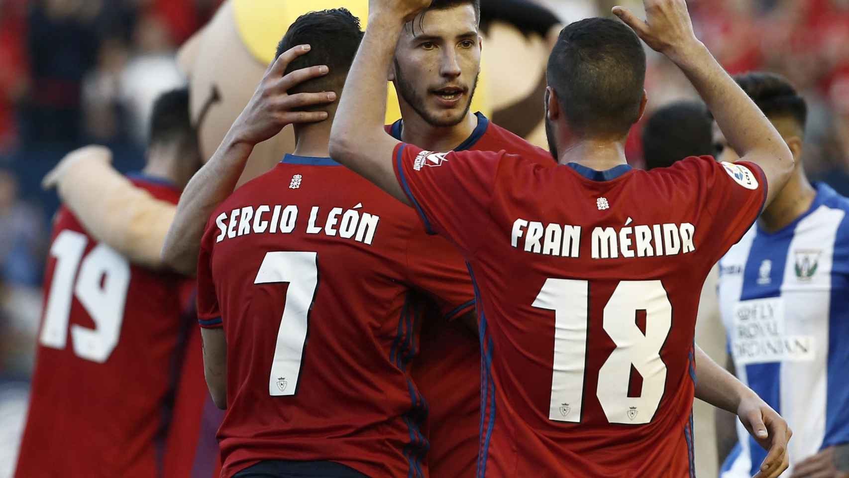Los jugadores de Osasuna celebran uno de los goles de Sergio León.