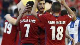 Los jugadores de Osasuna celebran uno de los goles de Sergio León.
