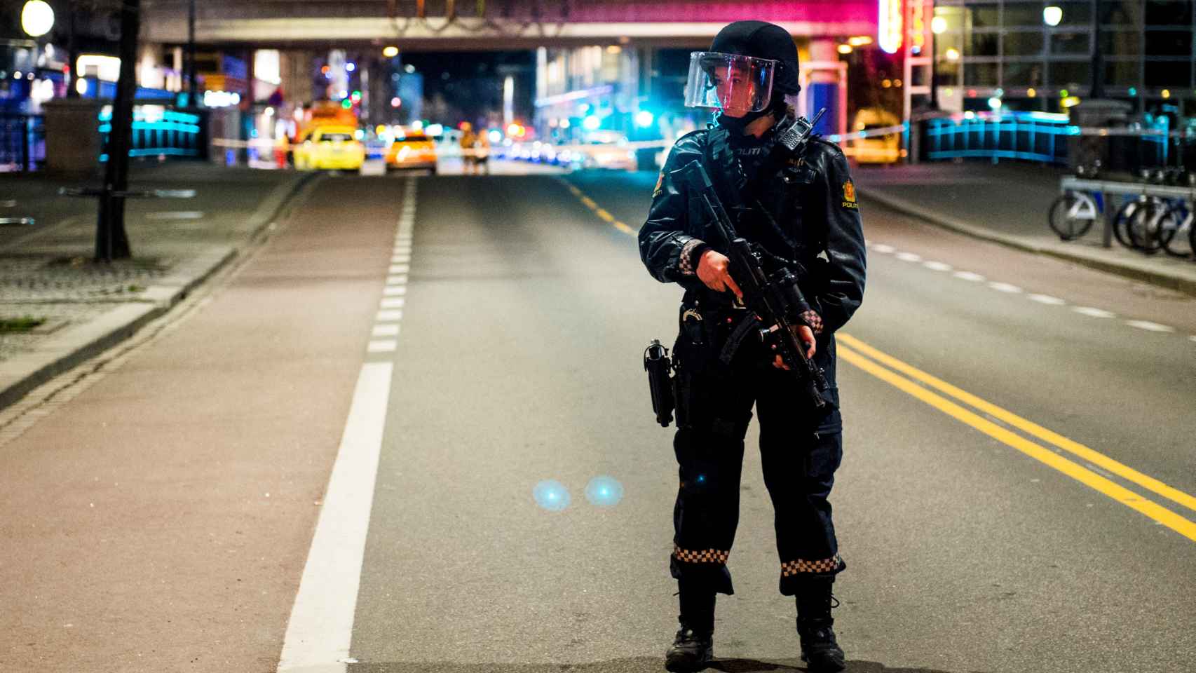 Un policía noruego vigila en el área acordonada.