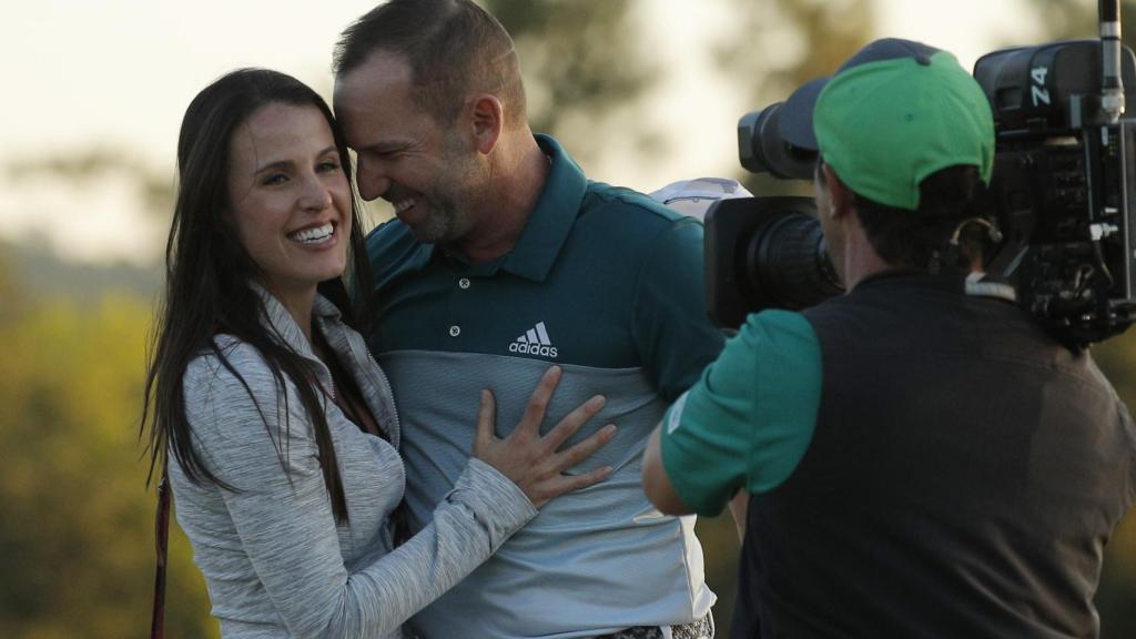 Sergio García y Angela Akins, juntos tras la victoria del castellonense en el Masters de Augusta.