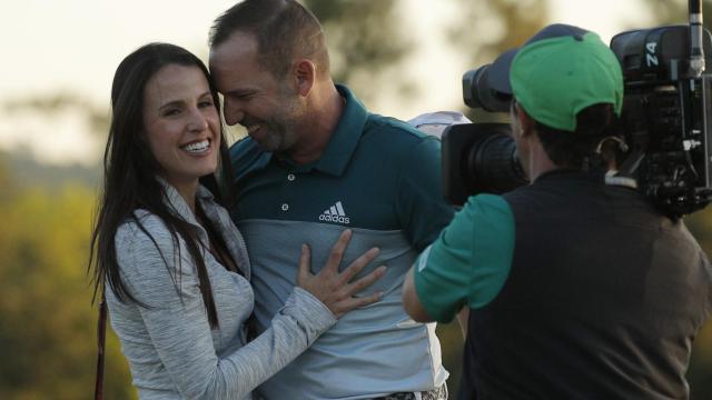 Sergio García y Angela Akins, juntos tras la victoria del castellonense en el Masters de Augusta.