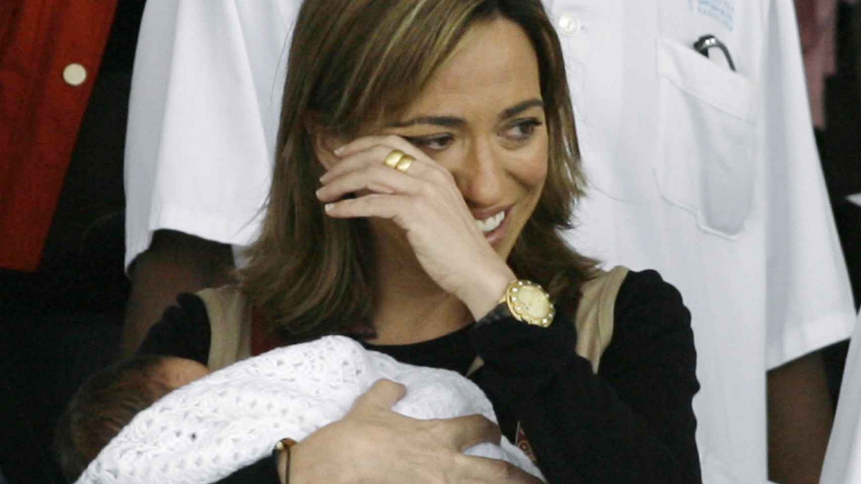 Chacón sale del Hospital San Joan de Deu tras dar a luz a su hijo Miquel. Gtres