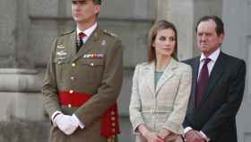 Los reyes, Felipe y Letizia, junto al jefe de la Casa Real, Jaime Alfonsín.