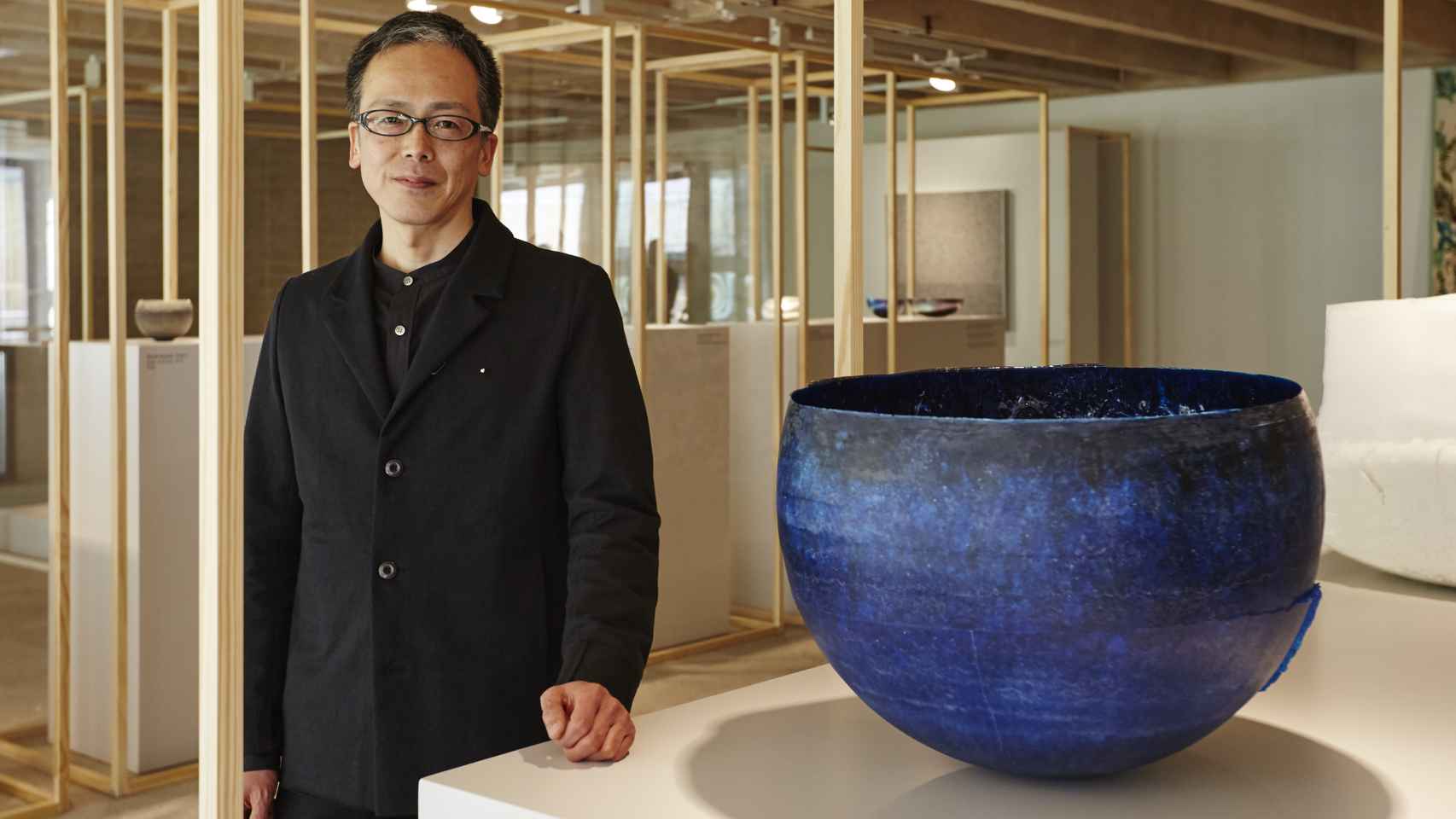 Yoshiaki Kojiro con su obra Structural Blue. | Foto: Loewe.