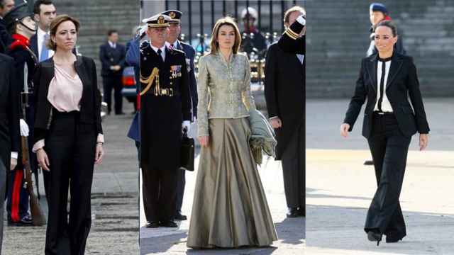 En el centro y a la derecha, la entonces princesa Letizia y Carme Chacón, en la Pascua Militar de 2009. A la izquierda, la ministra de Defensa, al año siguiente, en la misma ceremonia.