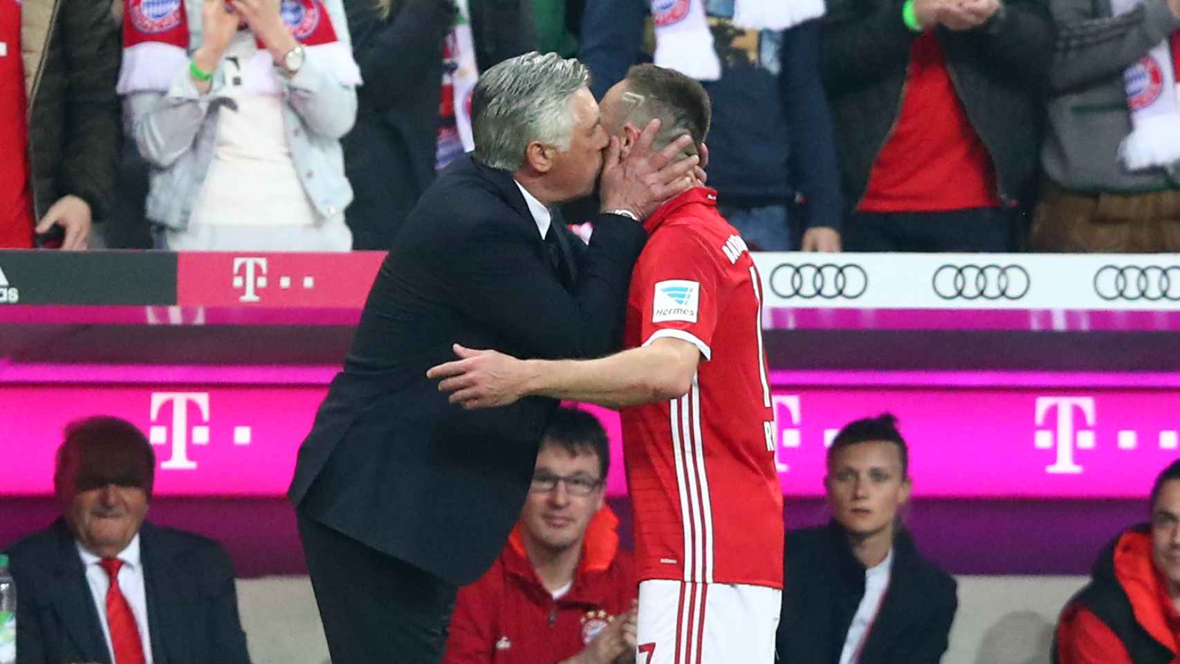 Ancelotti le da un beso a Ribéry tras el clásico contra el Borussia Dortmund.