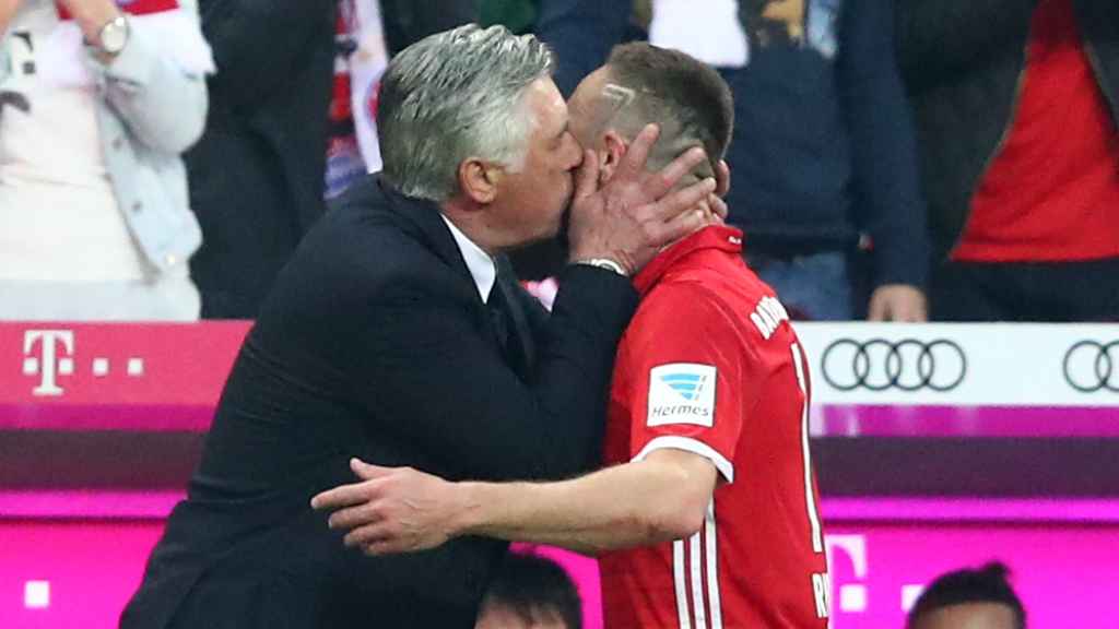 Ancelotti le da un beso a Ribéry tras el clásico contra el Borussia Dortmund.
