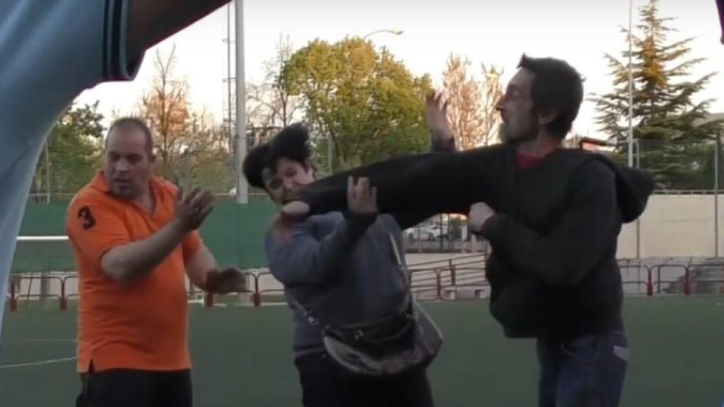 Momento en el que Verónica Fernández recibe un puñetazo durante la pelea.