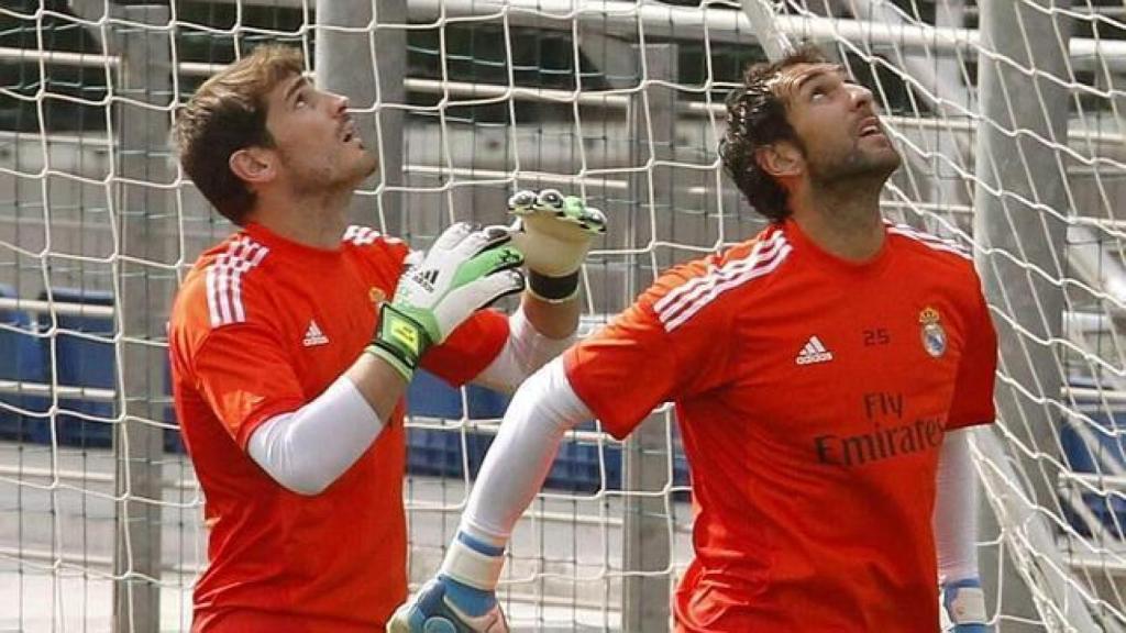 Iker Casillas y Diego López, durante un entrenamiento con el Madrid.