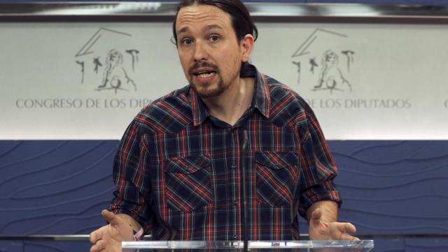 Pablo Iglesias atiende a los medios en el Congreso