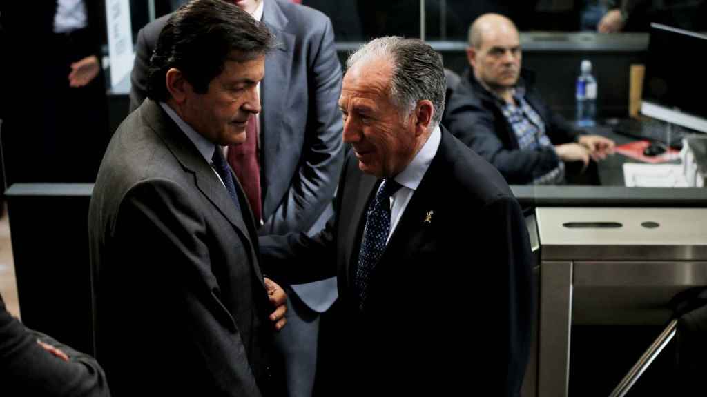 El presidente de la Gestora socialista, Javier Fernández, saluda al director del CNI, Félix Sanz Roldán. / Moeh Atitar