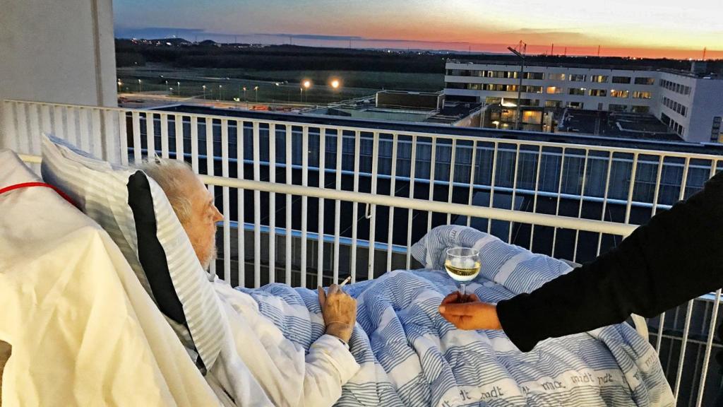 Carsten Flemming Hansen cumplió con su último deseo antes de morir, fumarse un cigarro y tomar una copa de vino.