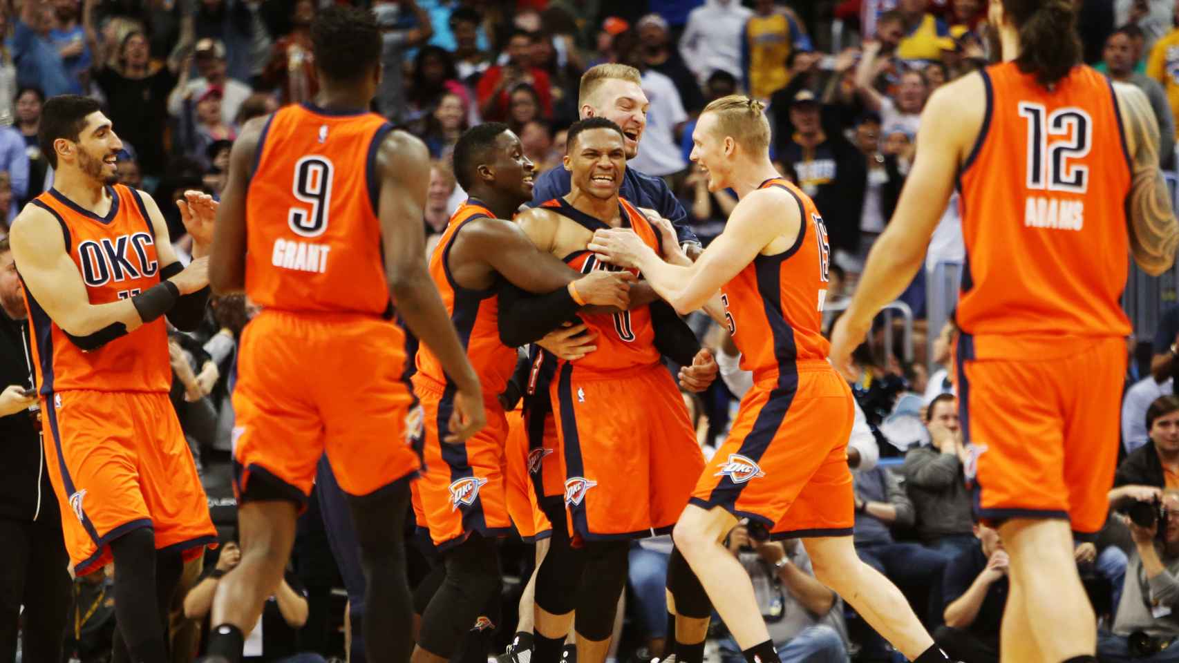 Westbrook abrazado por sus compañeros tras el triple de la victoria contra Denver.