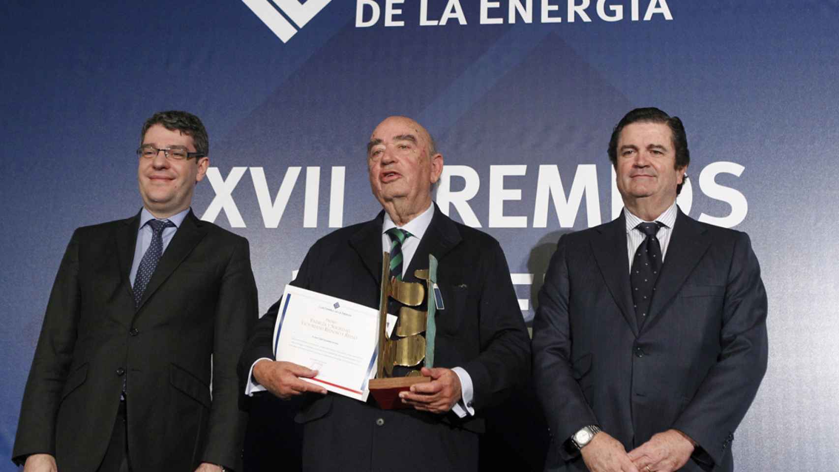 José Lladó, presidente de Técnicas Reunidas, flanqueado por el ministro de Energía, Álvaro Nadal, y el presidente del Club Español de la Energía y de Endesa, Borja Prado, galardonado con el último Premio Energía y Sociedad.