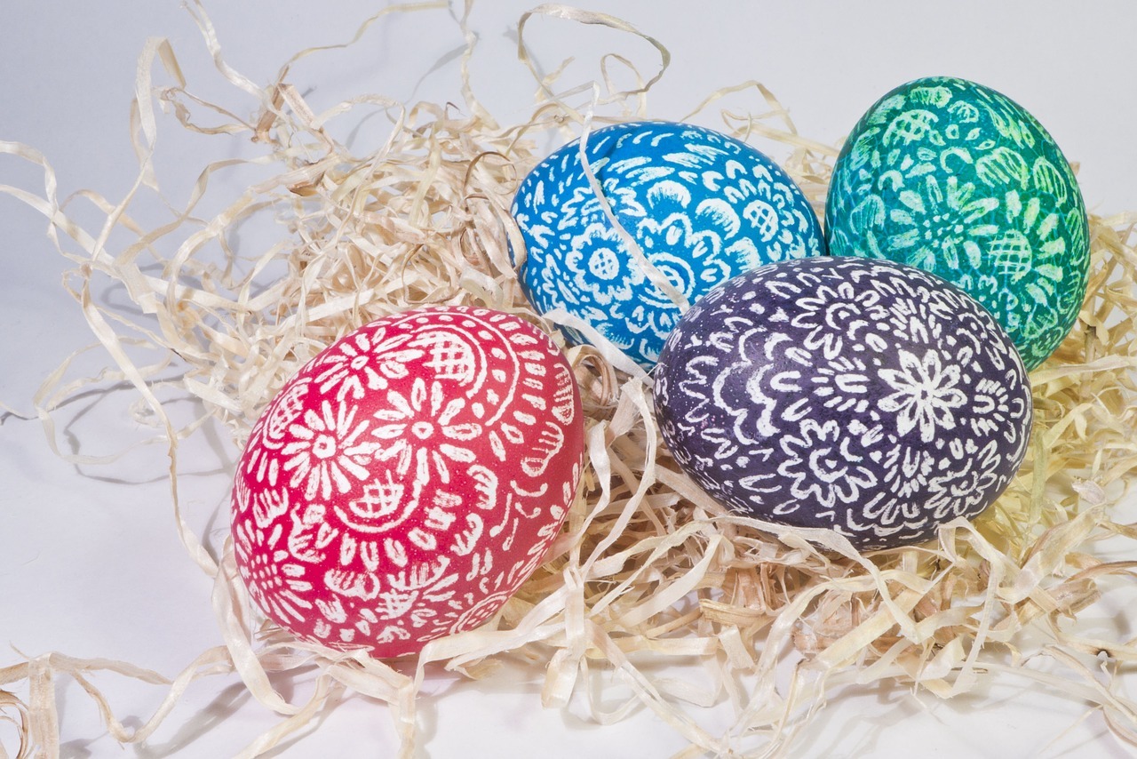 Significado de los huevos de Pascua - Descubre la tradición de decorarlos,  regalarlos y romperlos