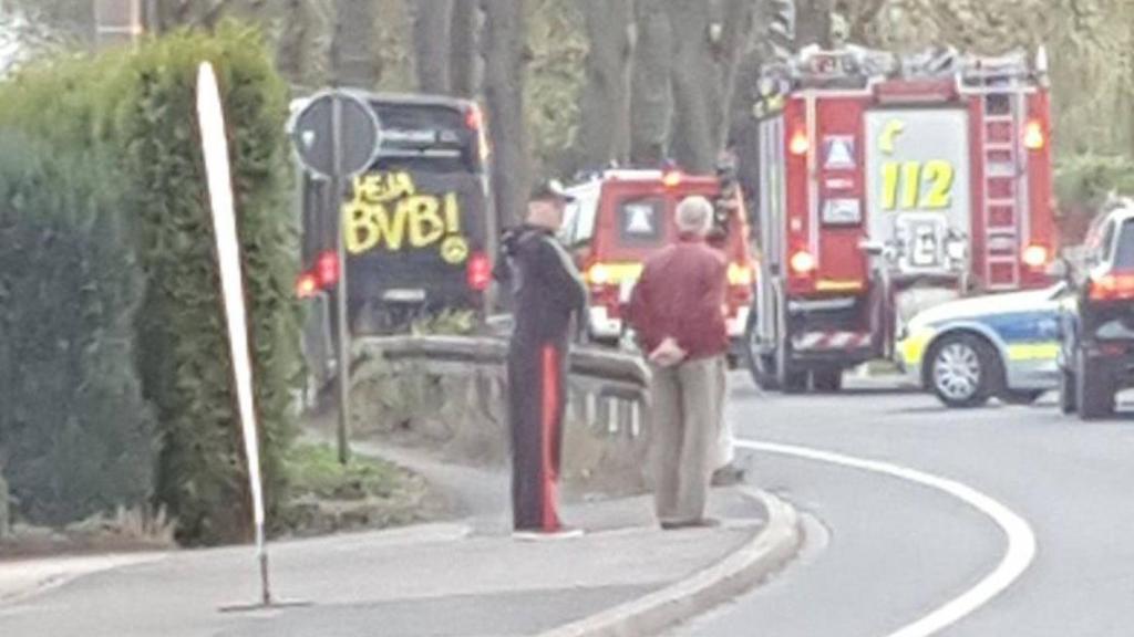 El autobús del Dortmund, en la carretera de salida del hotel de concentración del Dortmund.