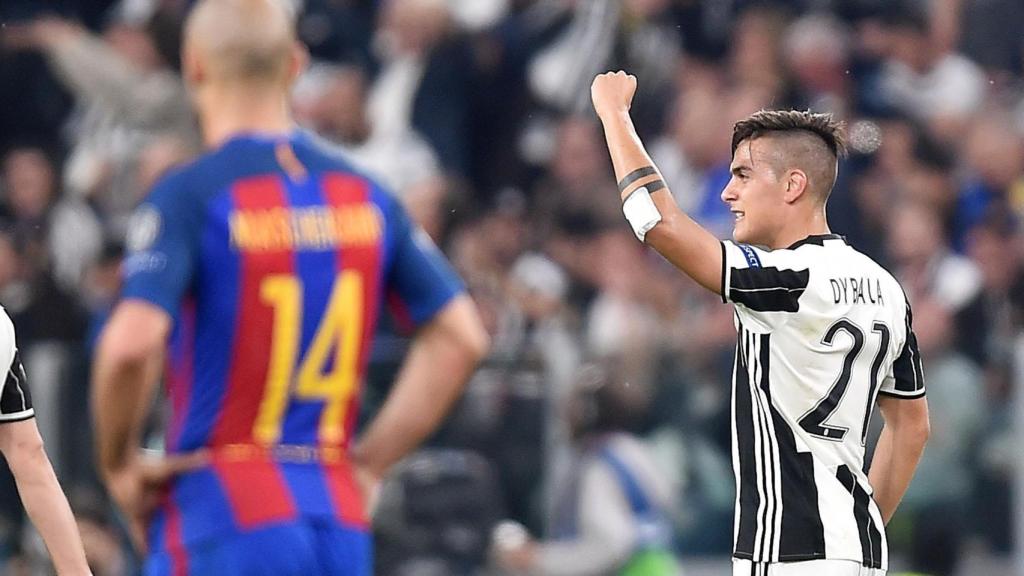 Dybala celebra uno de sus goles ante la decepción de Mascherano.