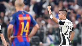 Dybala celebra uno de sus goles ante la decepción de Mascherano.