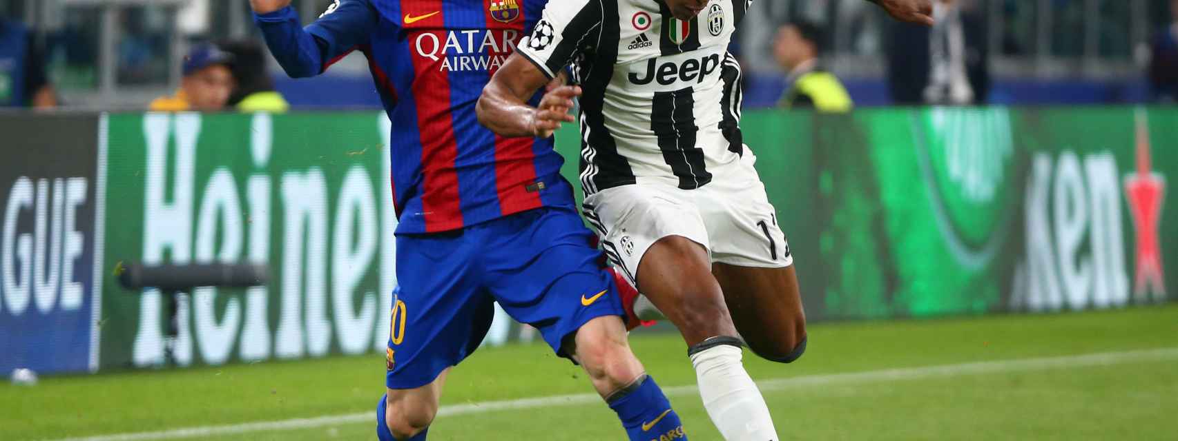 Messi ante Alex Sandro en el Juventus - Barcelona.