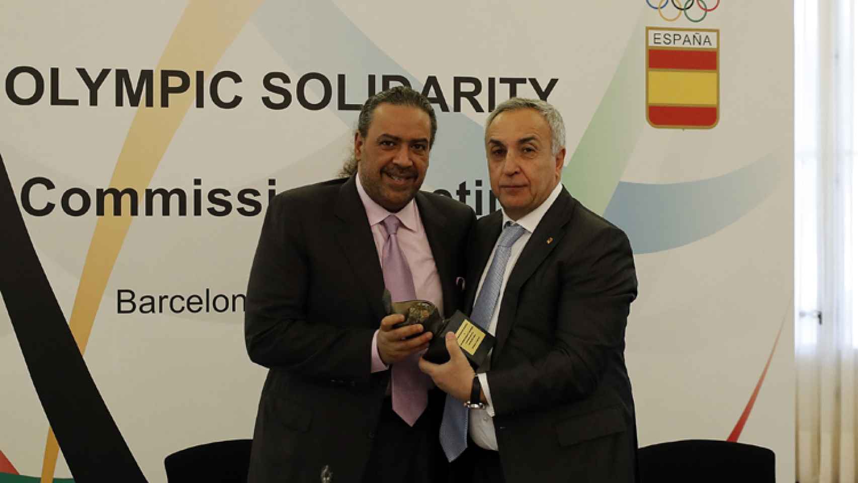 El presidente de la comisión Sheikh Ahmad Al-Fahad Al-Sabah junto a Alejandro Blanco.