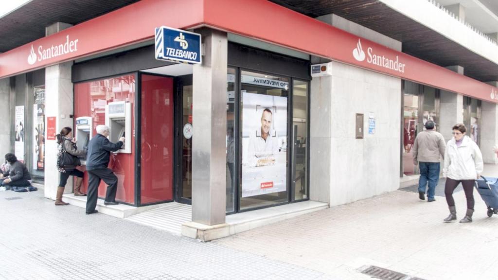 Sacar dinero del cajero con el móvil ya es posible en el Banco Santander