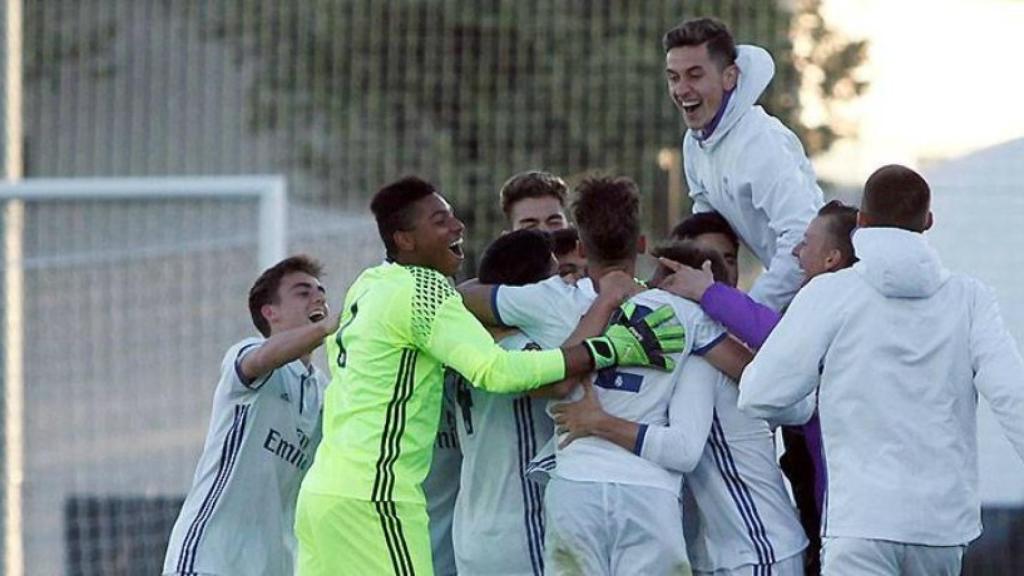 El Juvenil A celebra el título de Liga