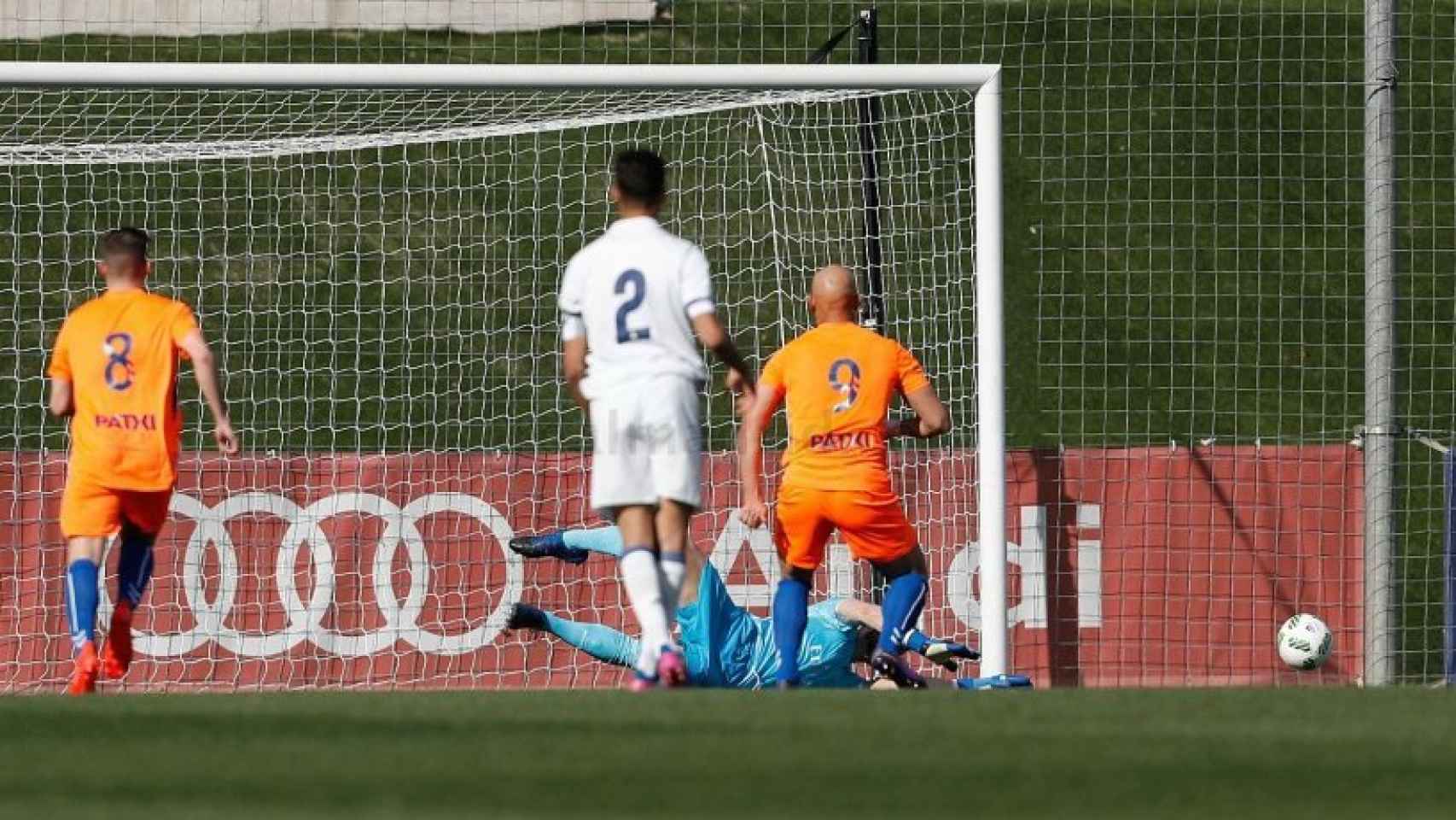 Carlos Abad detiene un penalti con el Castilla