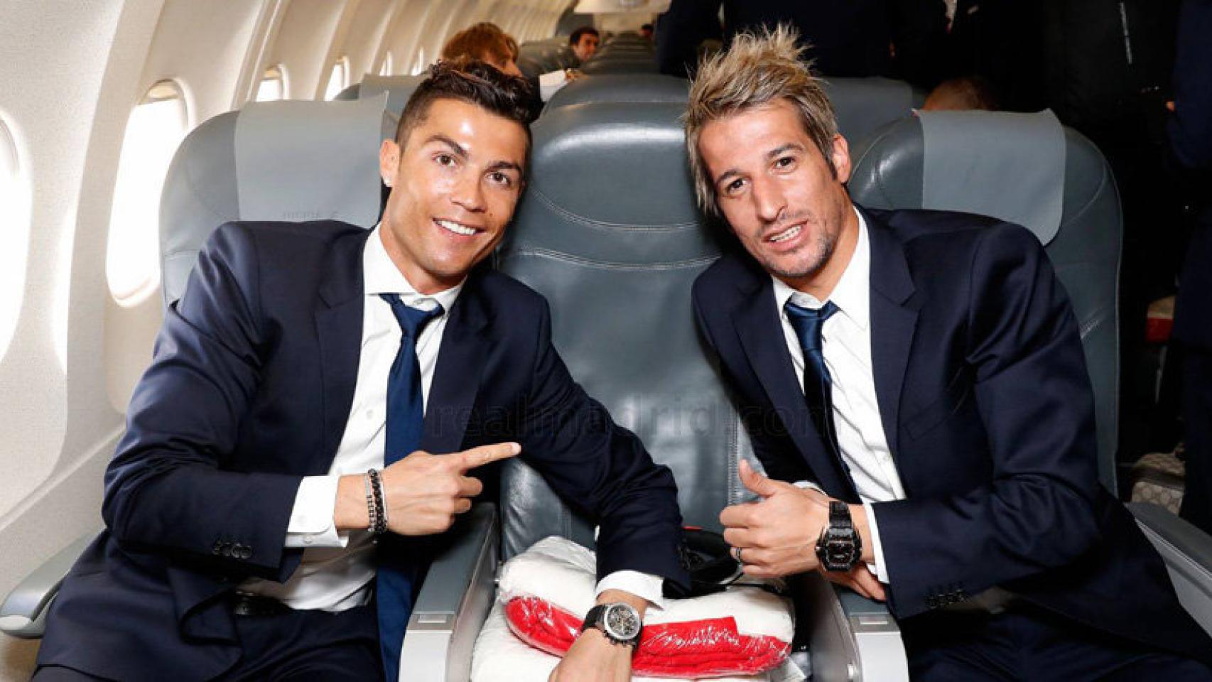 Coentrao y Cristiano en el avión a Múnich