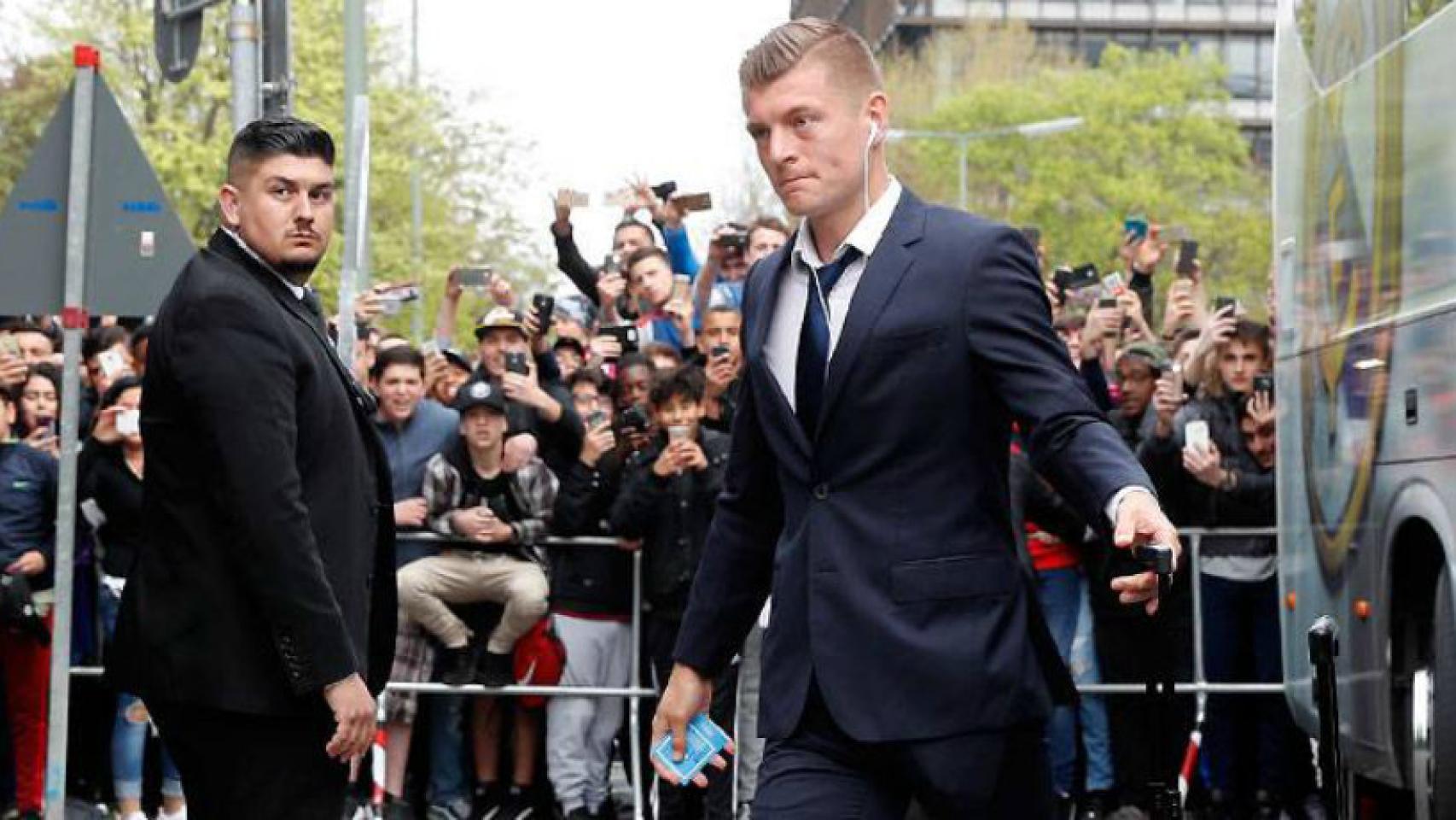 Kroos aclamado por los aficionados al llegar a Múnich