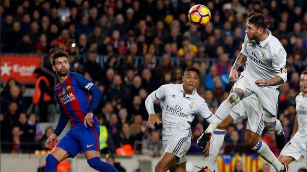 Piqué y Ramos durante el Clásico.