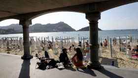 Varios turistas en una playa de San Sebastián.