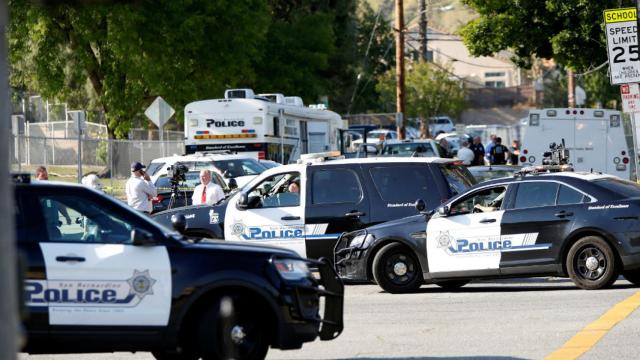 Coches de policía junto al colegio de primaria donde ha tenido lugar el suceso.