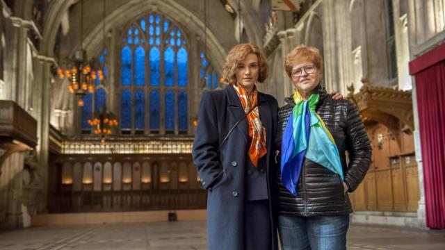 Rachel Weisz con Deborah Lipstadt en el rodaje de Negación.