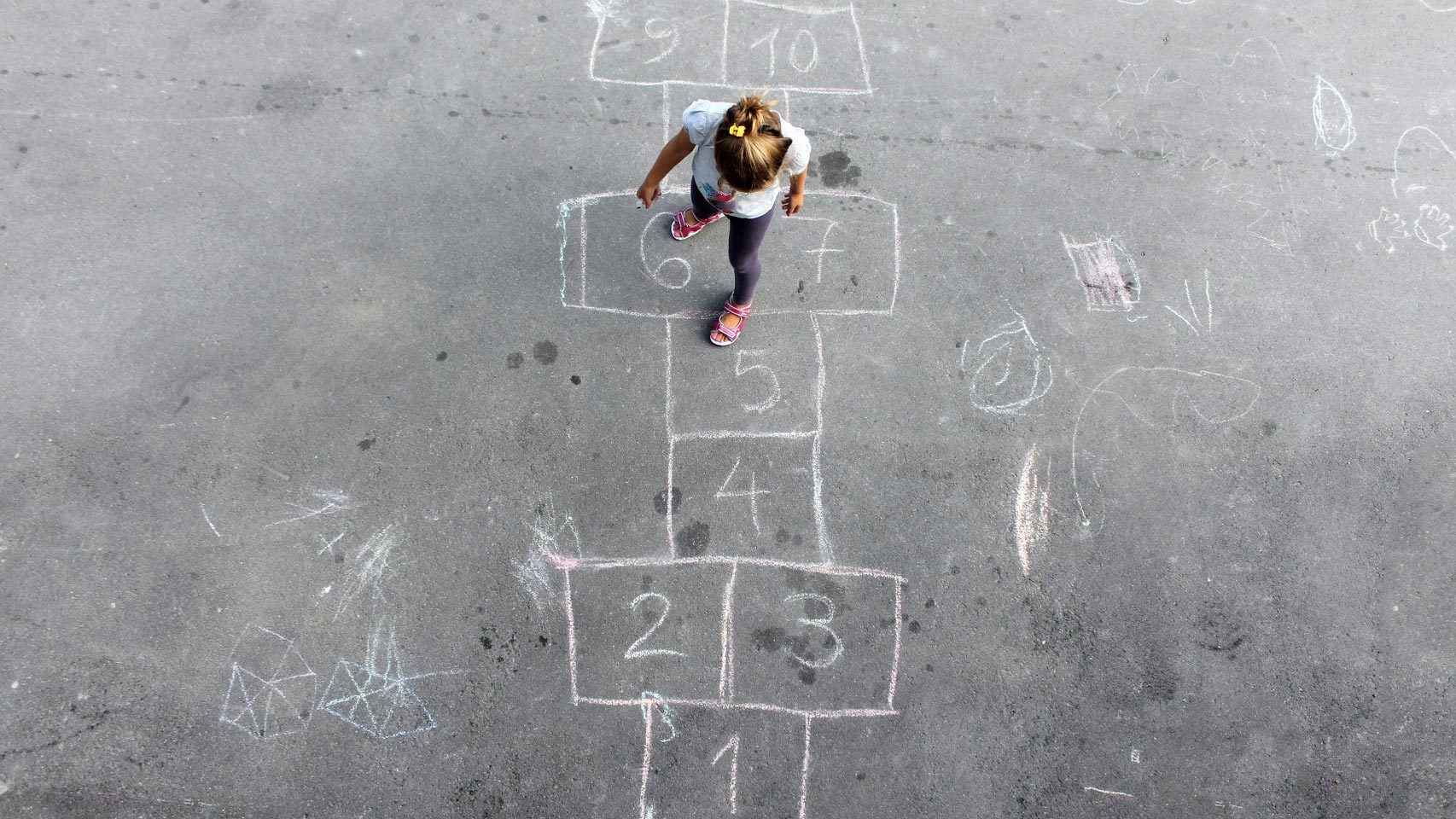 Una alumna juega en el patio de un colegio