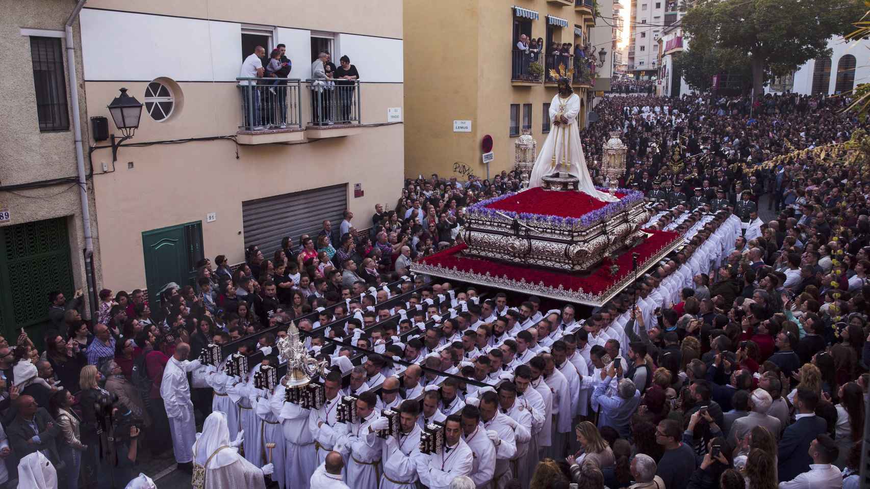 Salida del trono de Nuestro Padre Jesús Cautivo de la parroquia de San Pablo, en Málaga