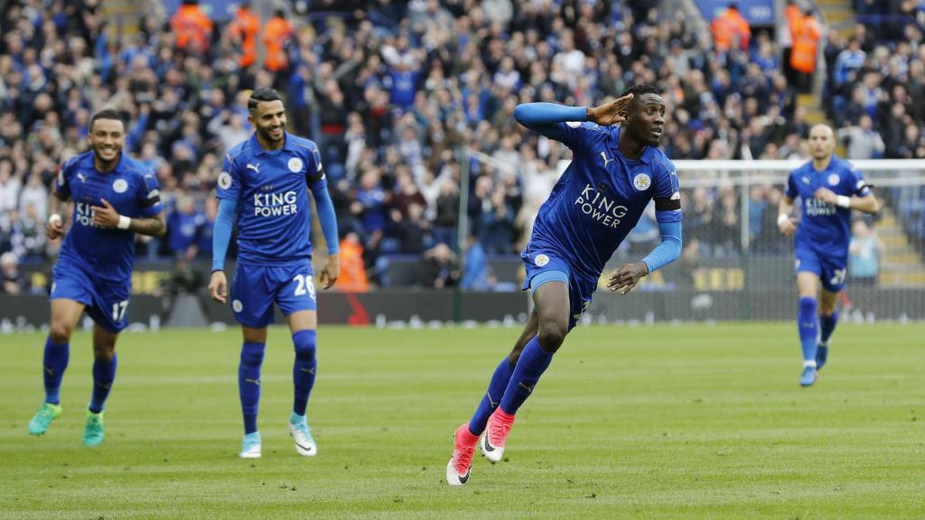 Ndidi celebra un gol con el Leicester.