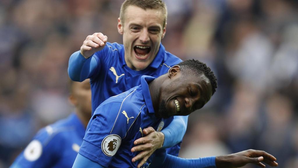 Ndidi celebra un gol junto a Vardy.