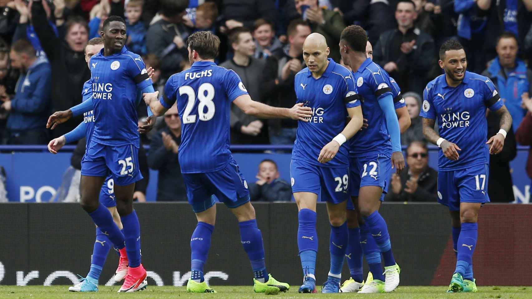 Ndidi celebra un gol. con  el Leicester.