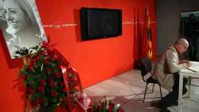 l presidente de Catalunya Sí Que Es Pot, Lluís Rabell, firma en la sede del PSC de Barcelona, en el libro de condolencias en memoria de la exministra socialista Carme Chacón,