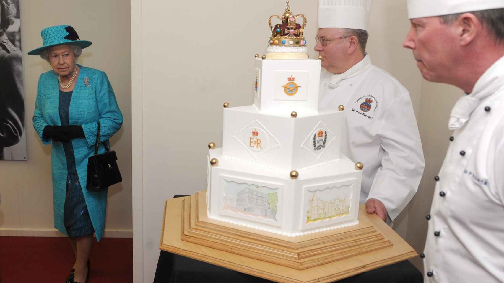 Isabel II junto a los chef de Buckingham que prepararon la tarta de su cumpleaños.