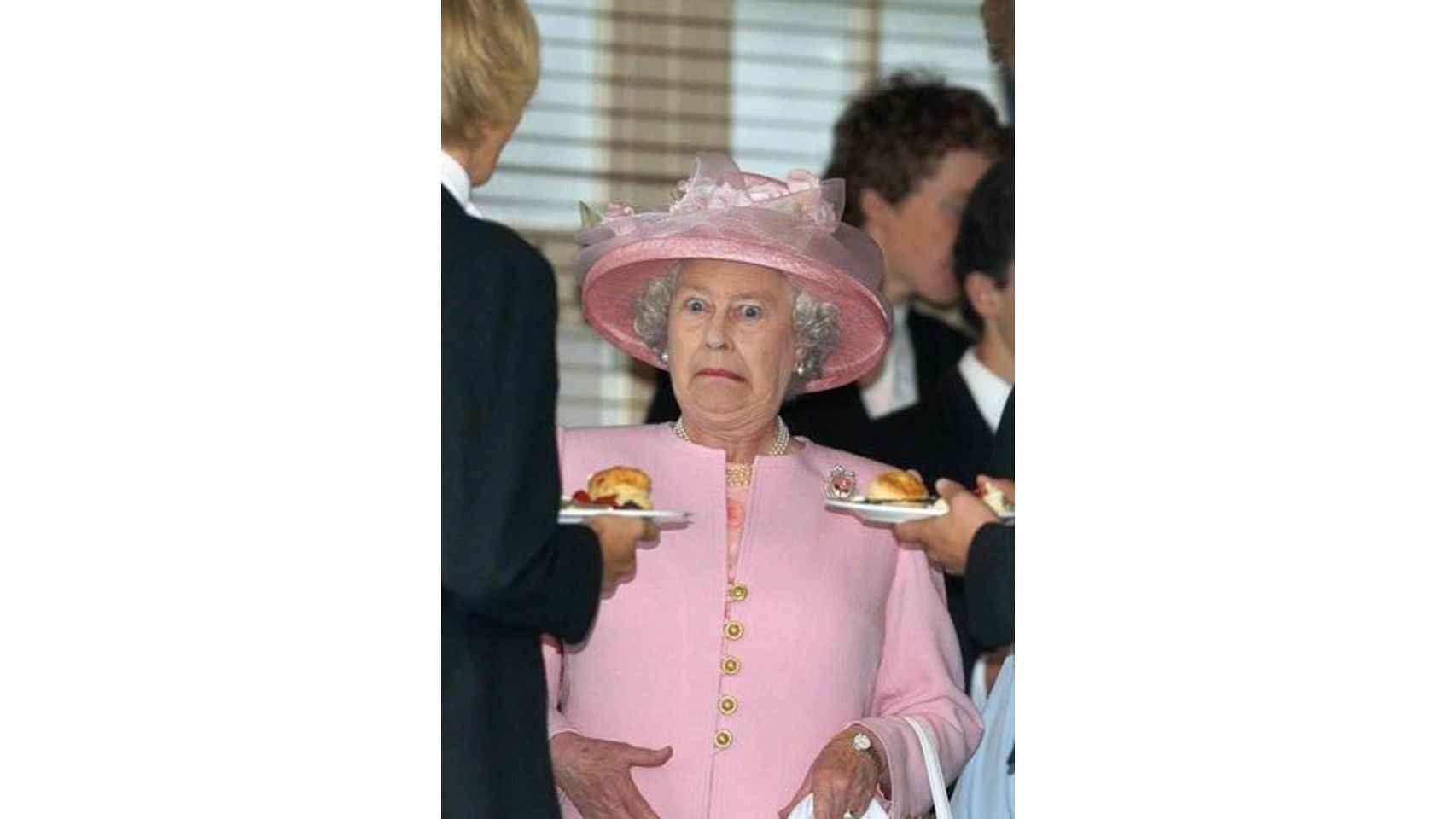 A Isabel II no parece que le apetezca mucho lo que los camareros le están sirviendo.