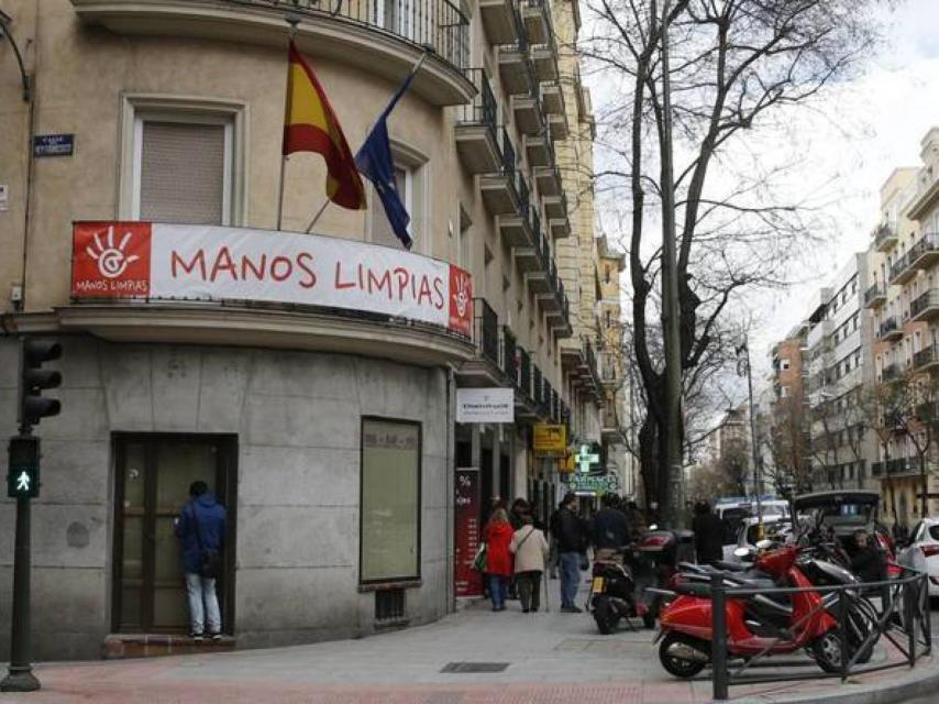 Sede de Manos Limpias en la calle Quintana esquina con Ferraz.