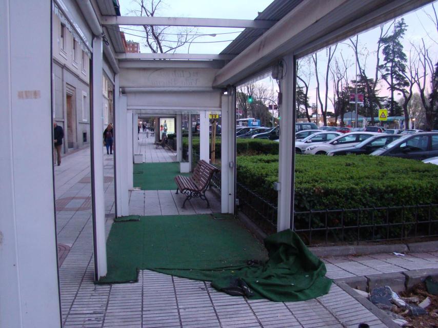 Estado ruinoso de la terraza que fue su pub Club de la Vida Buena Ausbanc.