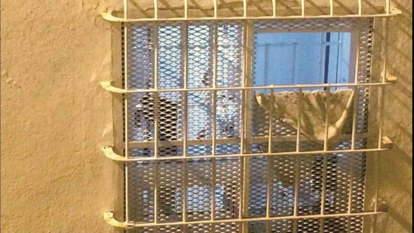 Imagen enviada por Matos a EL ESPAÑOL mostrando cómo quedo la ventana de su celda.