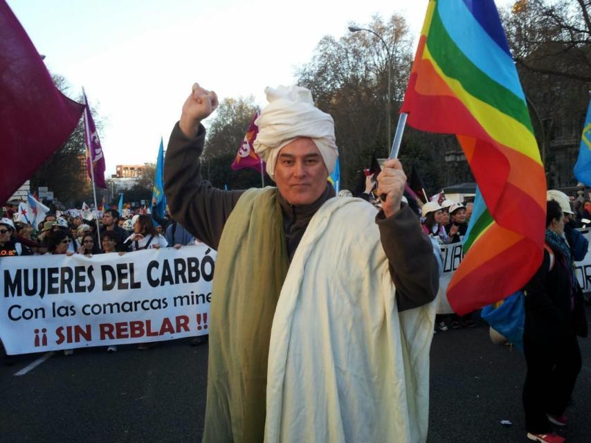 El artista y activista Shangay Lily levantando una bandera LGTB en una manifestación.