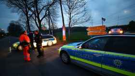 La Policía alemana en el lugar del ataque al autobús del Dortmund.