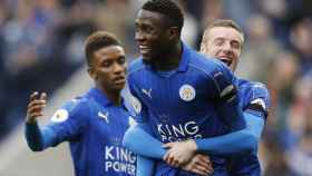 Ndidi celebra un gol con el Leicester.